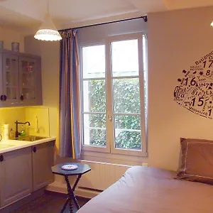 https://petit-oasis-in-marais-apartment.fr-paris.fr